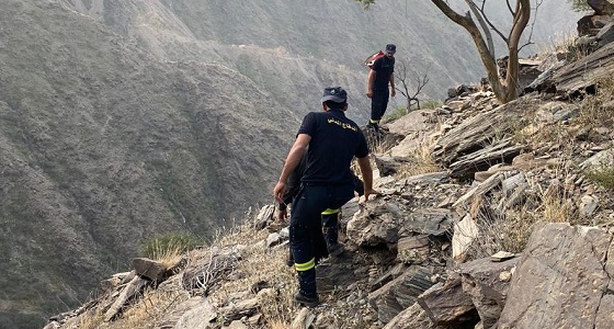إنقاذ 3 أشخاص علقوا في الجبل بالباحة (صور)