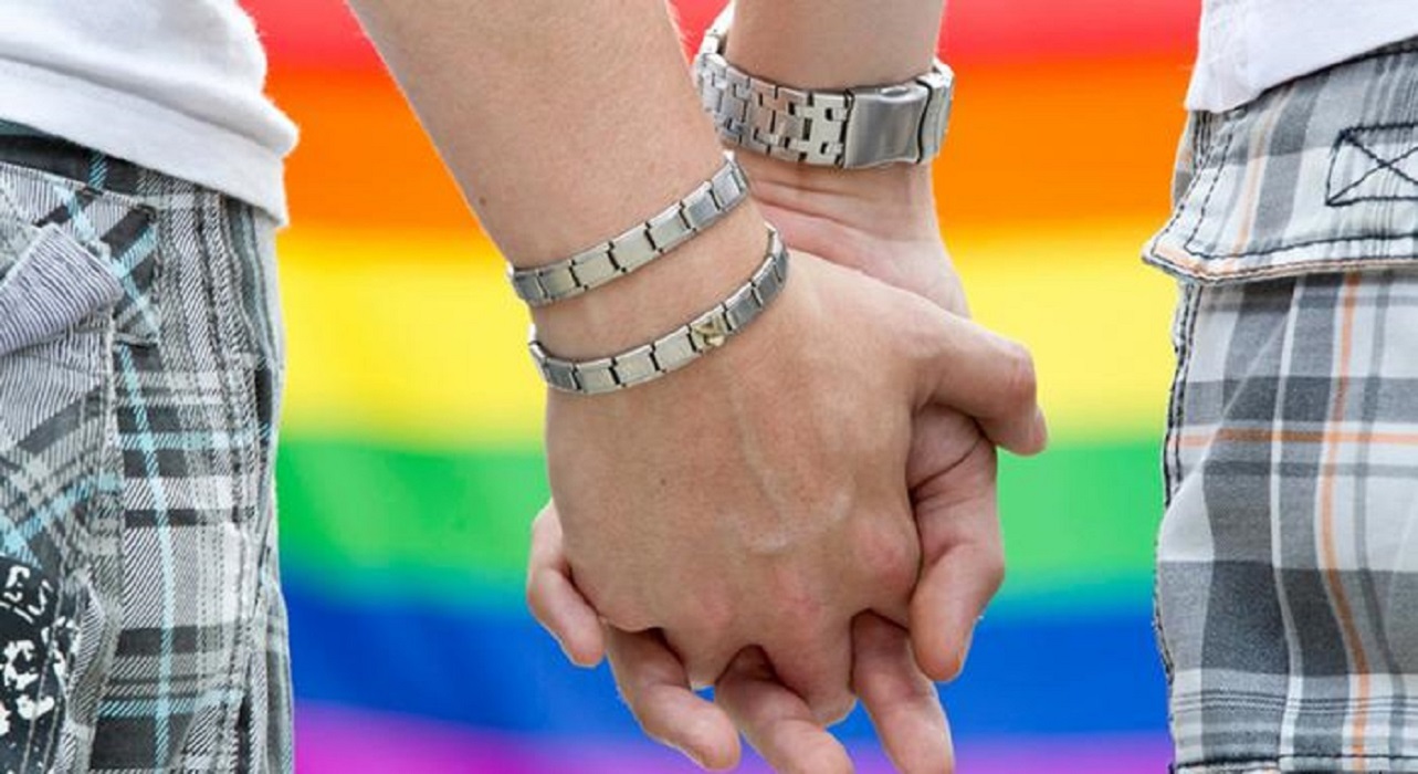 مصير شابين مثليين أشهرا زواجهما عبر الإنترنت