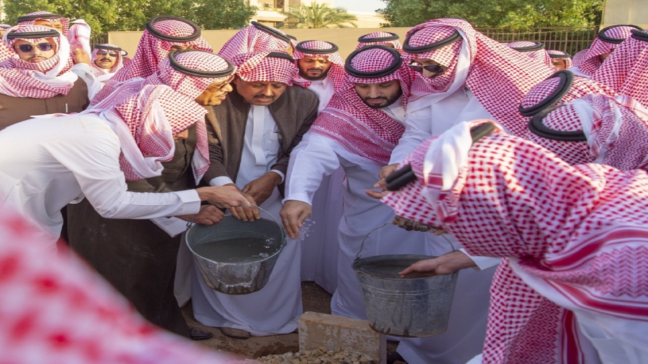 شاهد ولي العهد يواري دموعه أثناء دفن الأمير طلال بن سعود