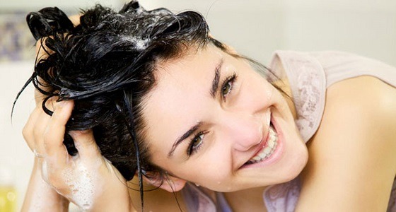الطريقة الصحيحة لغسل الشعر للحفاظ على صحته وجماله