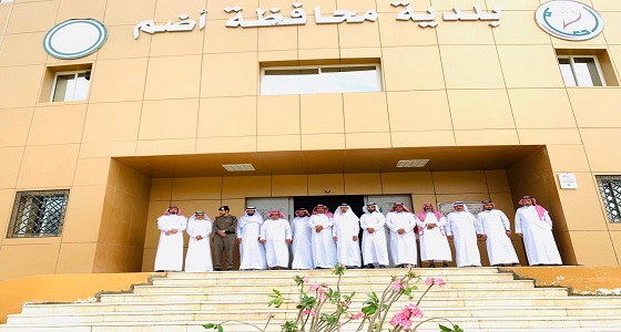 للتيسير على المواطنين.. محافظ أضم يدشن خدمة العملاء ببلدية المحافظة