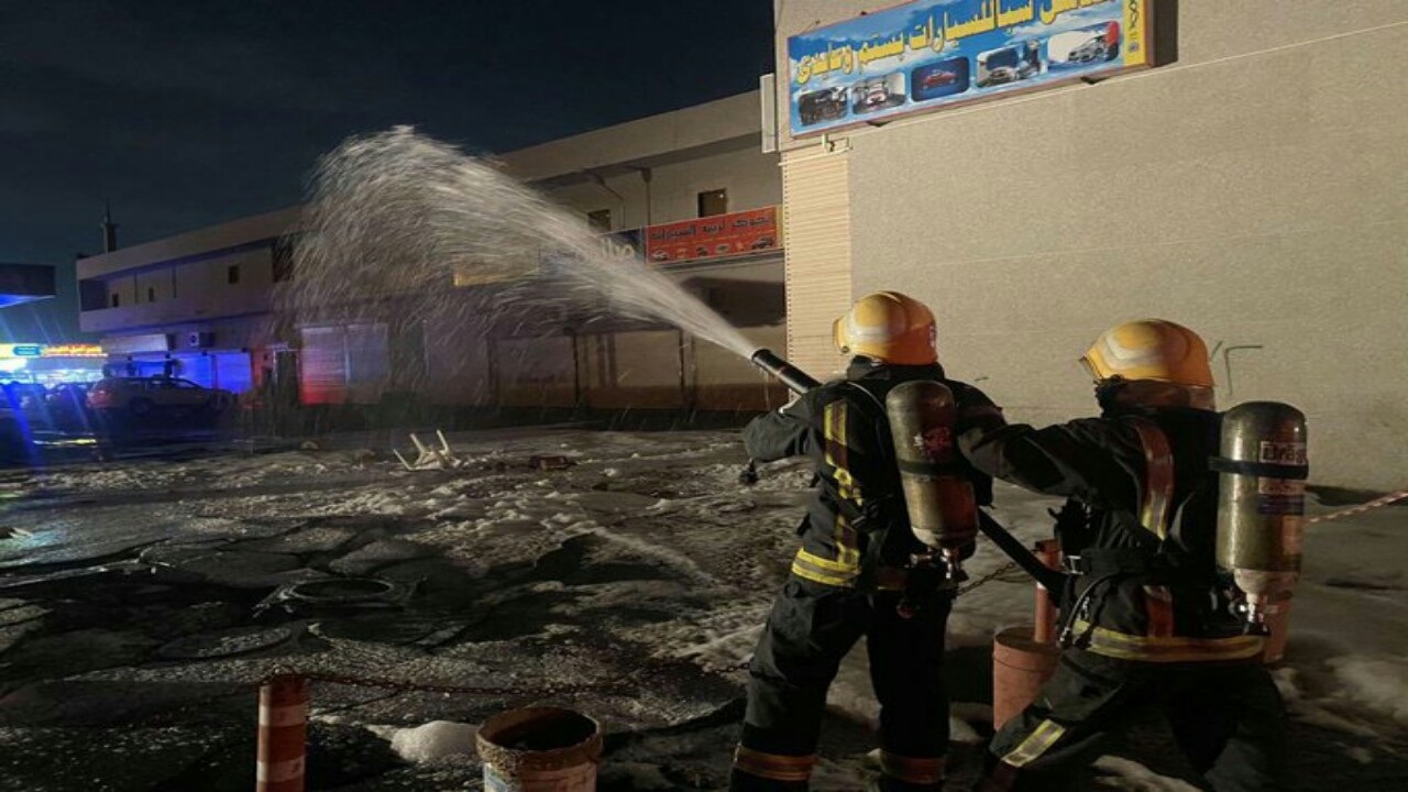 بالصور.. «مدني جدة» يخمد حريقا اندلع في محطة وقود بحي الحرازات
