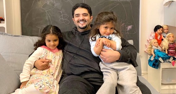 صورة عفوية للأمير عبدالعزيز بن فهد برفقة ابنتيه