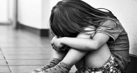 الاعتداء بالضرب المبرح علي عاطل حاول اغتصاب طفلة عمرها 10 سنوات 