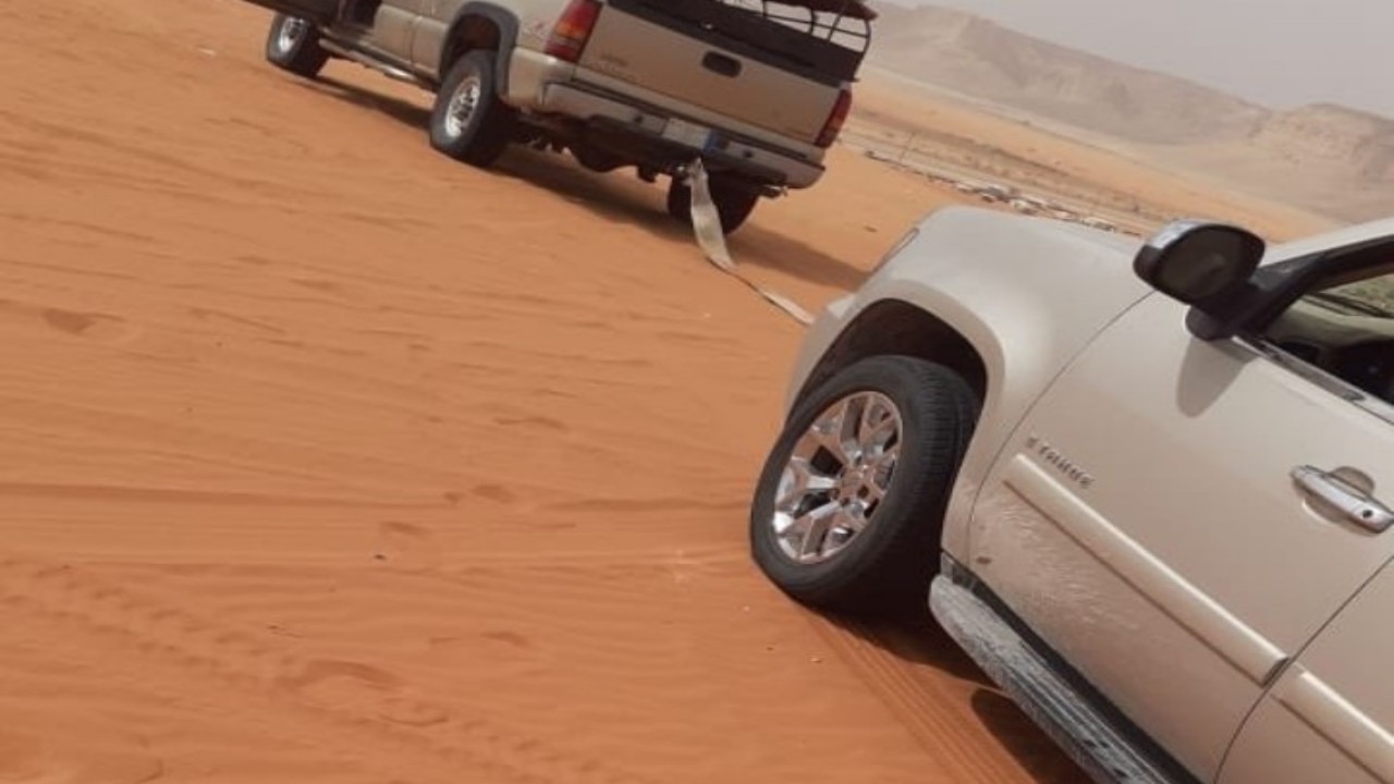 بالصور.. إنقاذ مركبة عالقة في رمال منتزه «حفيرة نساح» بالرياض