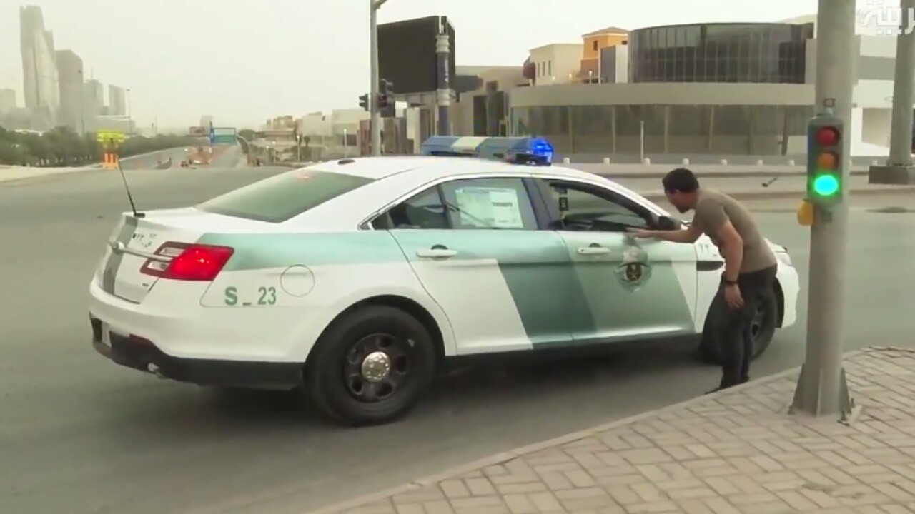 شاهد.. دورية شرطة تتوقف عند مراسل العربية والفريق المرافق له 