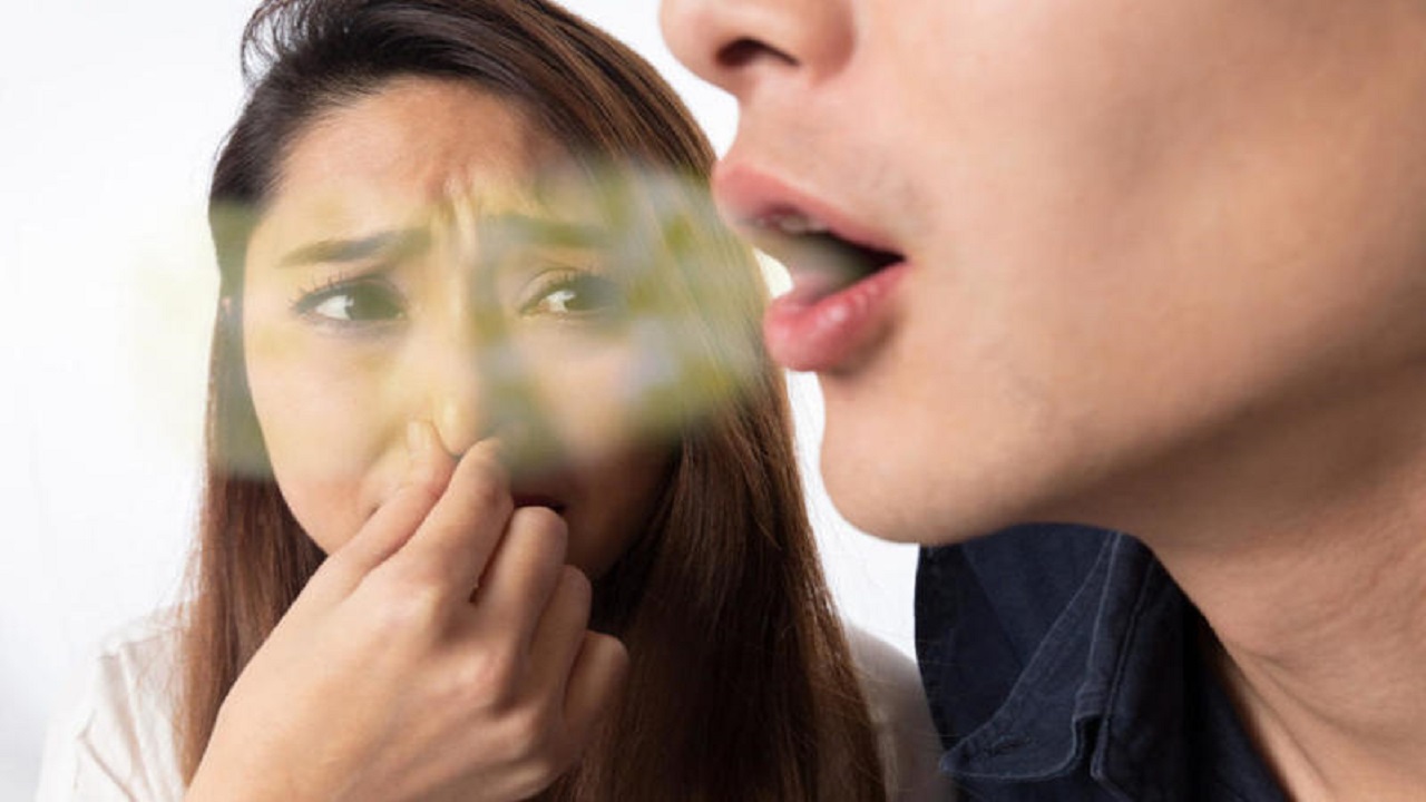 أسباب رائحة الفم الكريهة وطرق علاجها