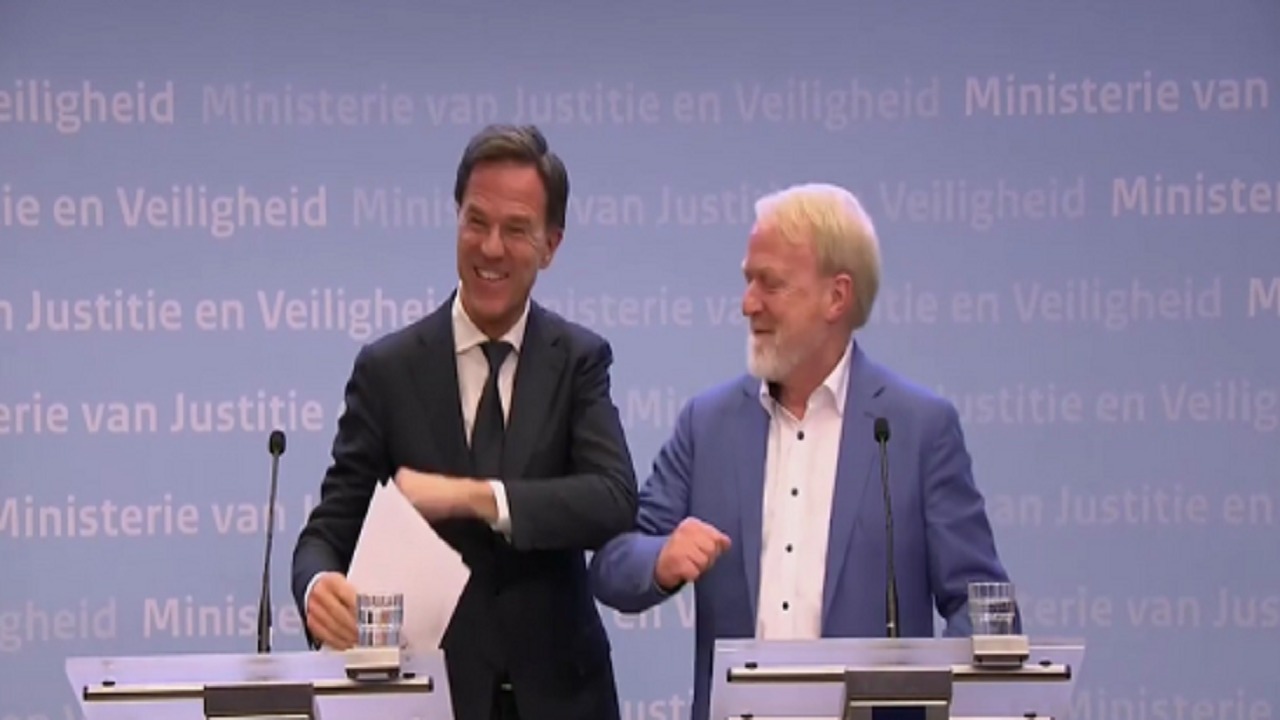 رئيس الوزراء الهولندي يُصافح مسؤولا بعد قرار حظر المصافحة (فيديو)