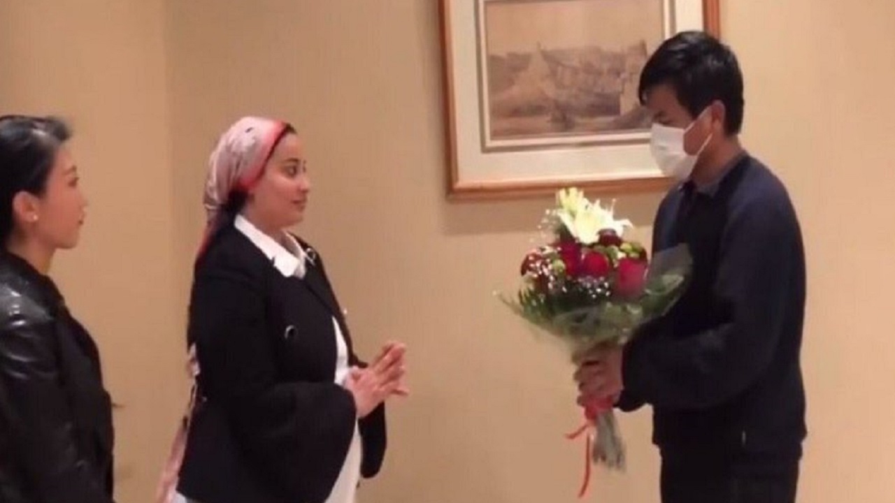 بالصور.. مصريون يقدمون الورود للشاب الصيني ضحية التنمر
