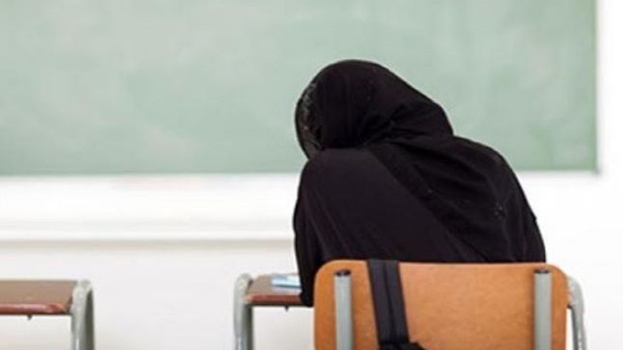 التحقيق في واقعة اعتداء مديرة مدرسة على طالبة بسبب صبغ شعرها