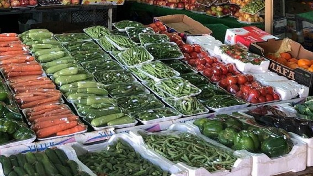 مواطن يغلق محله بسبب رفع التجار للأسعار