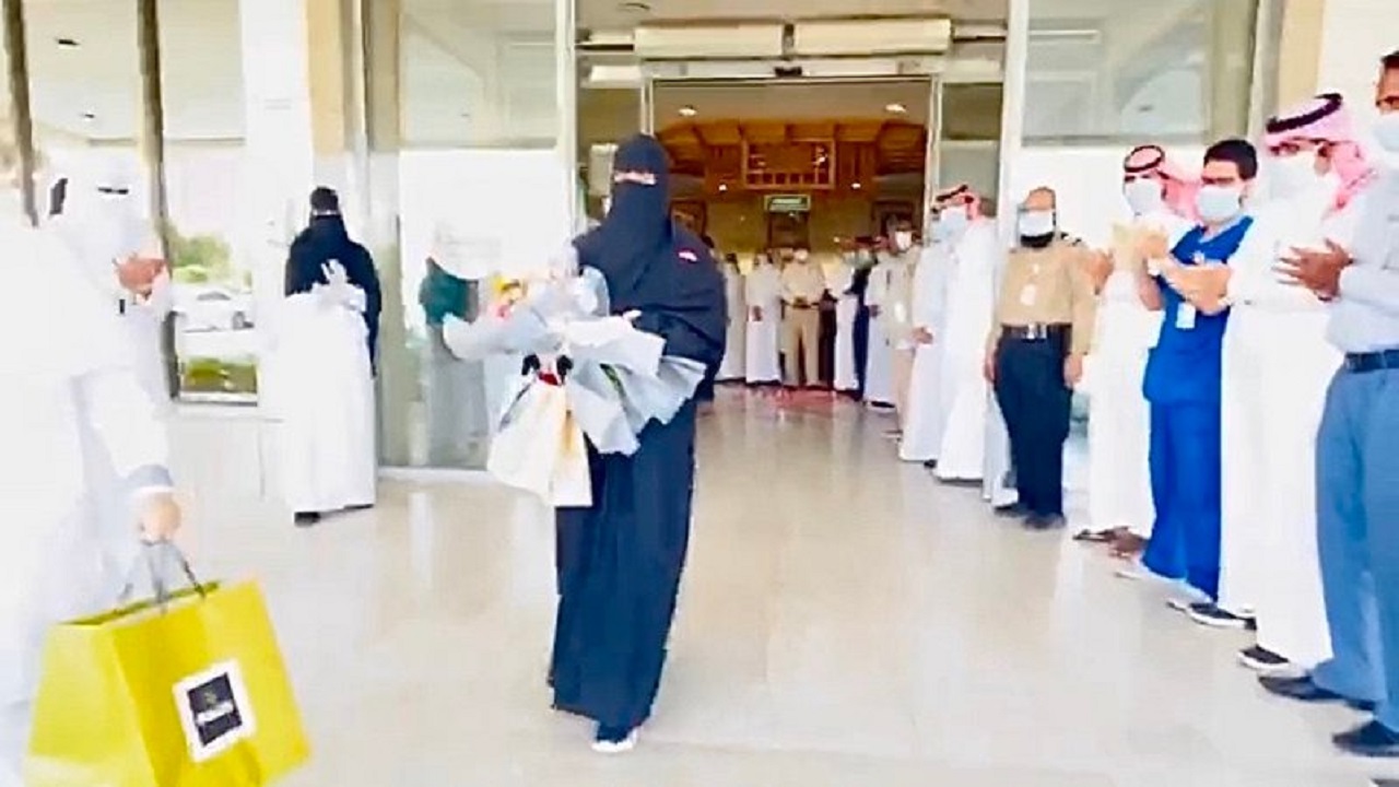 “صحة بيشة” تحتفل بخروج أول مصابة بـ”كورونا” من المستشفى (فيديو)