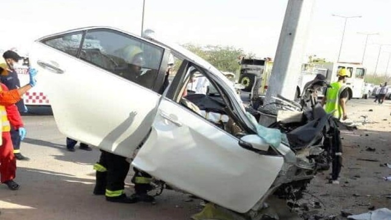 اصطدام مركبة في عامود إنارة بالطائف