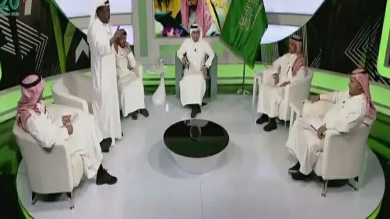 بالفيديو.. لحظة وقوف عثمان أبوبكر في الاستوديو أثناء الحديث عن ماجد عبدالله