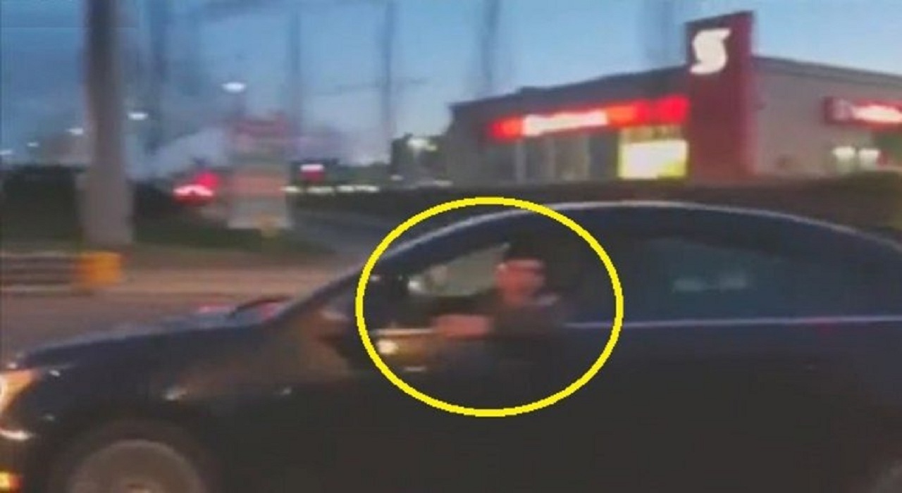 بالفيديو.. أسرع عقاب لسائق نظر خلفه