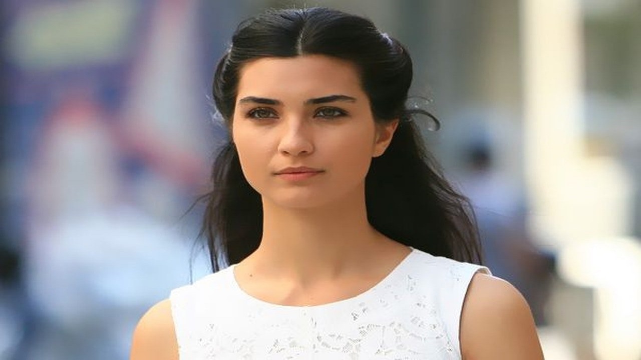 ممثلة تركية شهيرة تتعرض لموقف محرج بسبب ظهورها شبه «عارية»