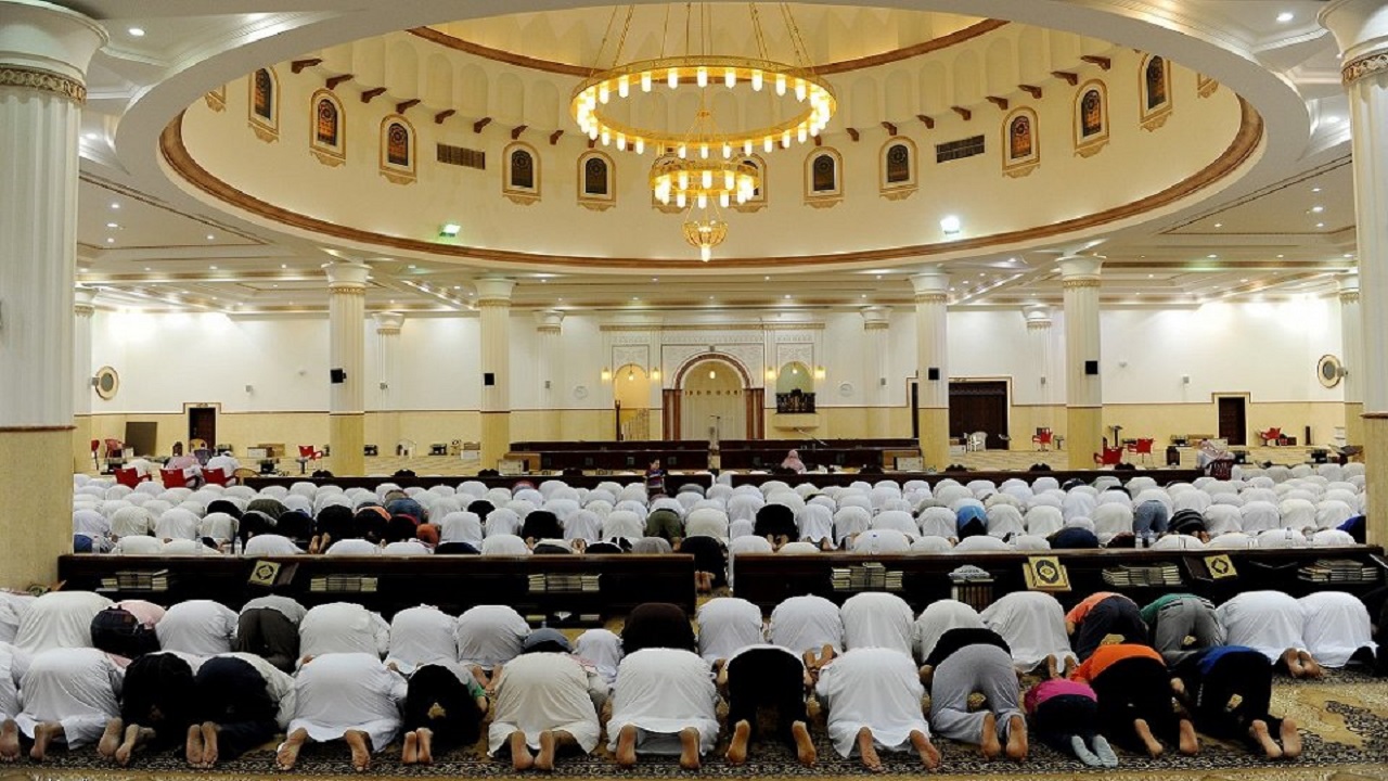 كبار العلماء توضح ضوابط صلاة الجمعة والجماعة بالمنازل بعد إغلاق المساجد