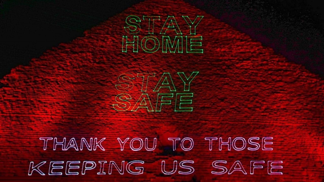 بالصور..هرم ” خوفو ” يدعو المصريين للبقاء في المنزل