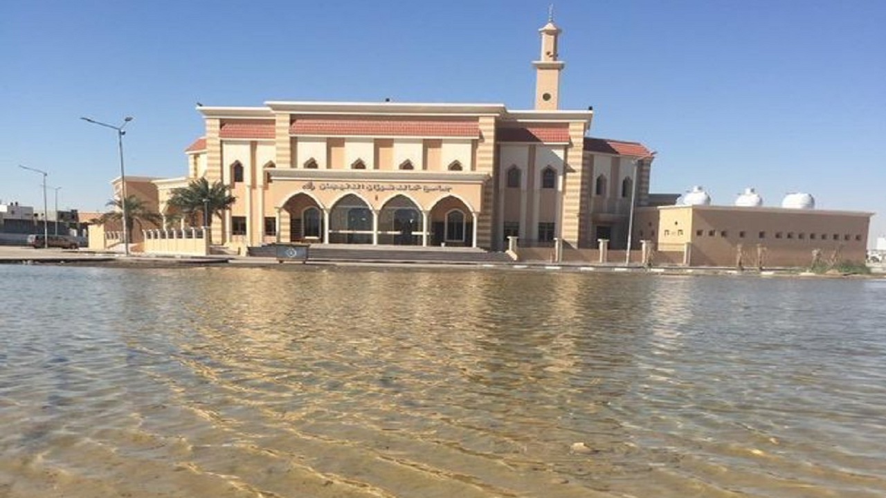 حقيقة حفرة الدمام وتجمُّع المياه قرب مسجد بأحد الأحياء (صور)