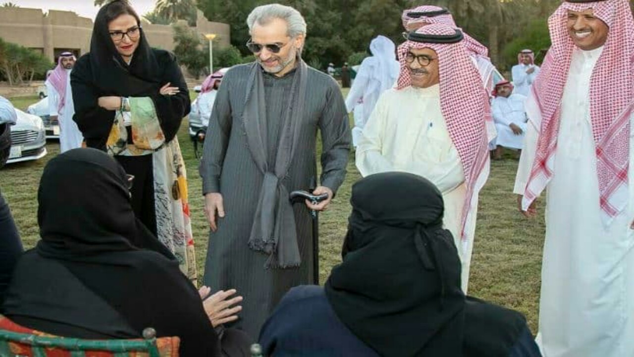 الأمير الوليد بن طلال يهادي ذوي الإعاقة من الجنسين بالسيارات 