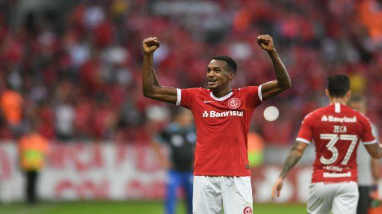 إيدنيلسون «هدف الهلال» يحتفل بـ3 أعوام مع إنترناسيونال البرازيلي