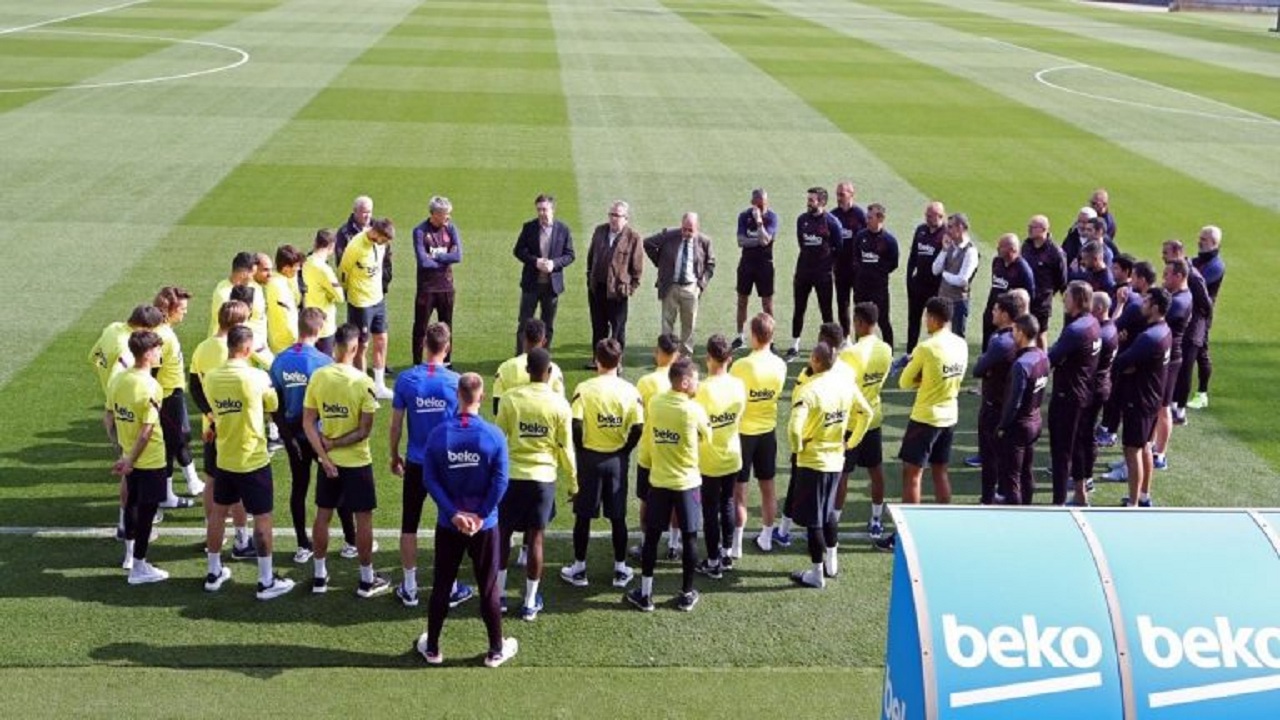 نادي برشلونة يُجمد أنشطة كرة القدم