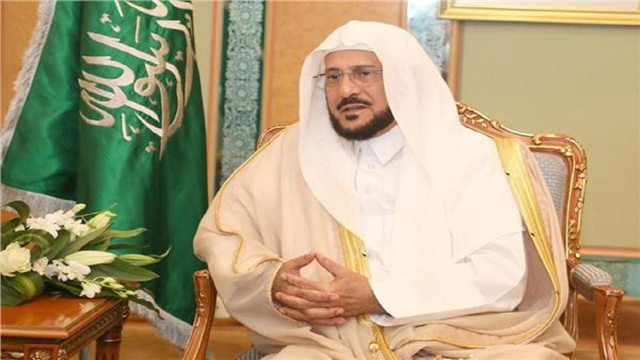 “آل الشيخ” يوجه بترك مقدار صف بين كل صفين في جميع الصلوات