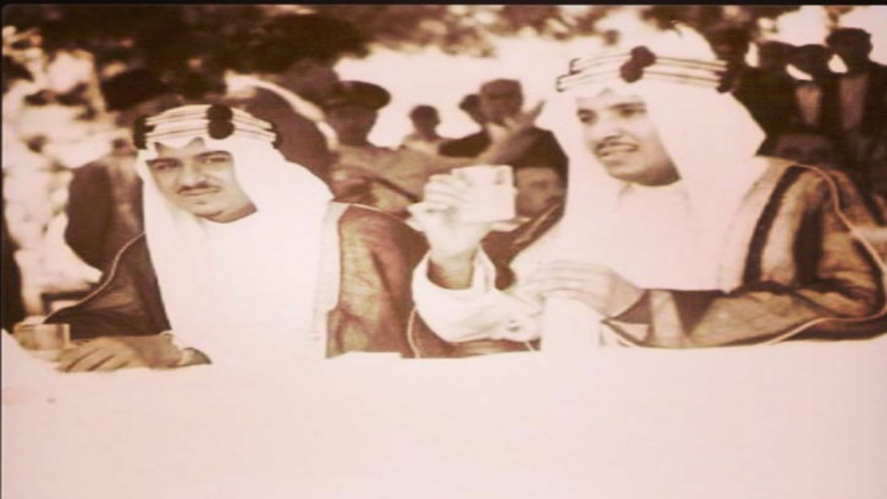 بالصور.. لقطات نادرة للأمير عبدالرحمن بن عبدالعزيز وإخوانه
