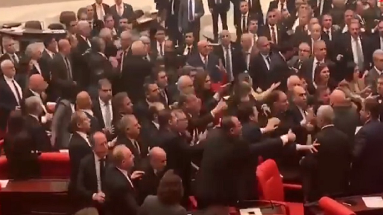 شاهد.. شجار واشتباك داخل البرلمان التركي بسبب سياسة أردوغان