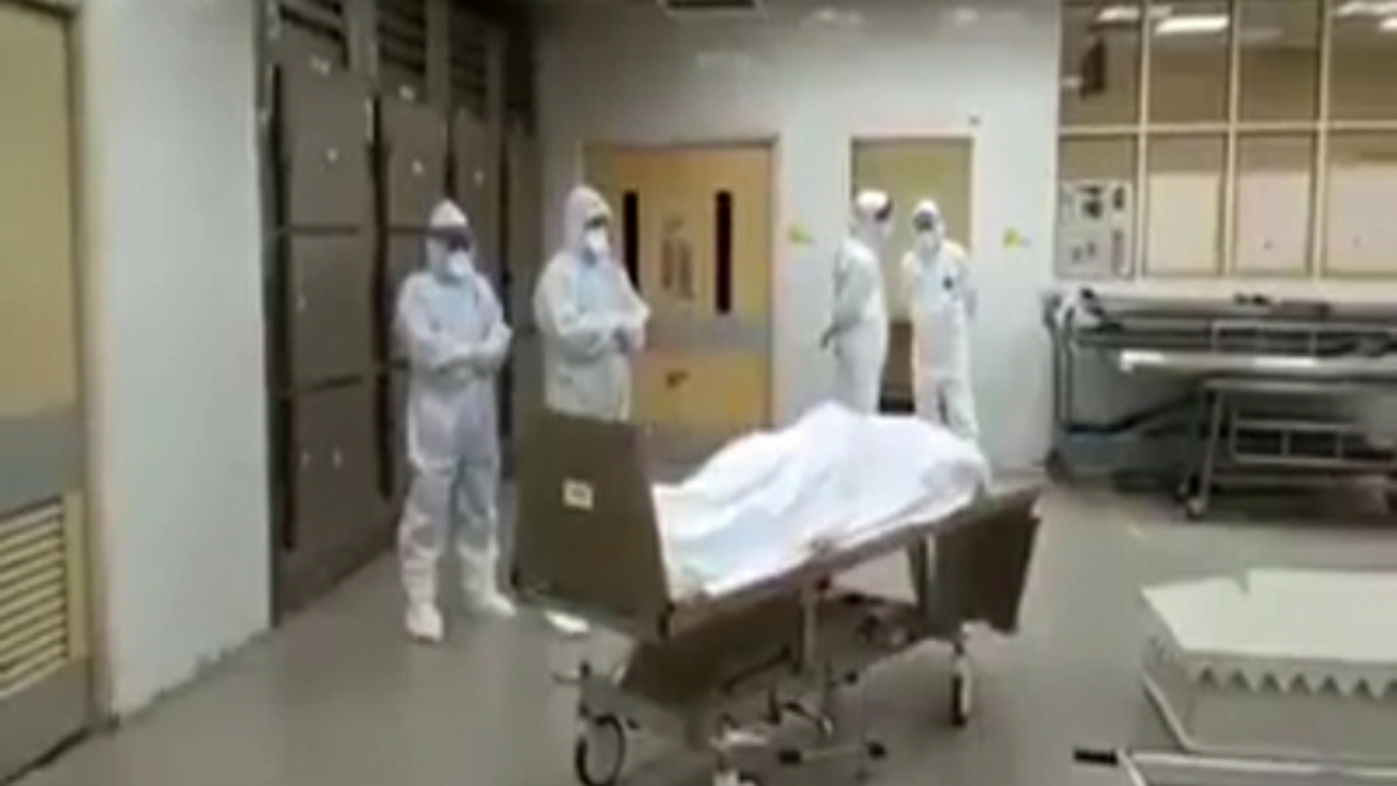 بالفيديو.. طبيب مسلم يصلي على زملائه ضحايا كورونا في بريطانيا