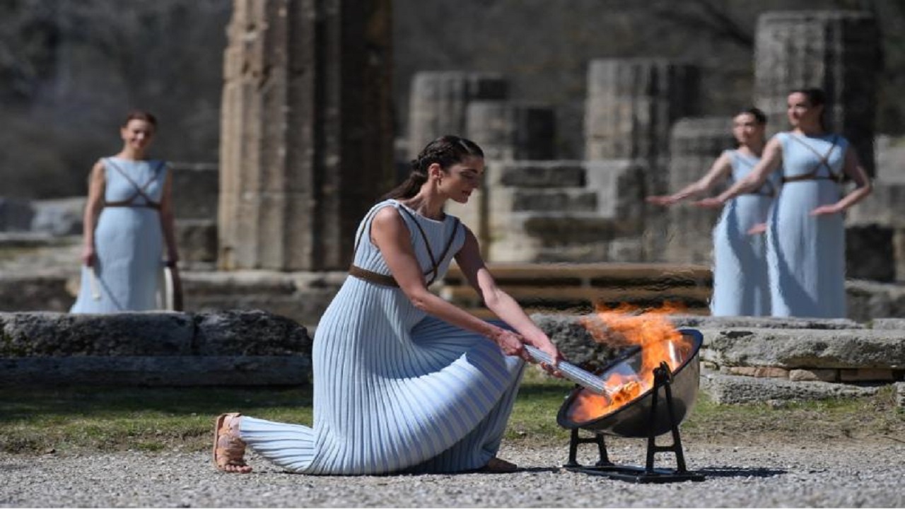 الجماهير تغيب عن مراسم تسليم الشعلة الأولمبية في اليونان