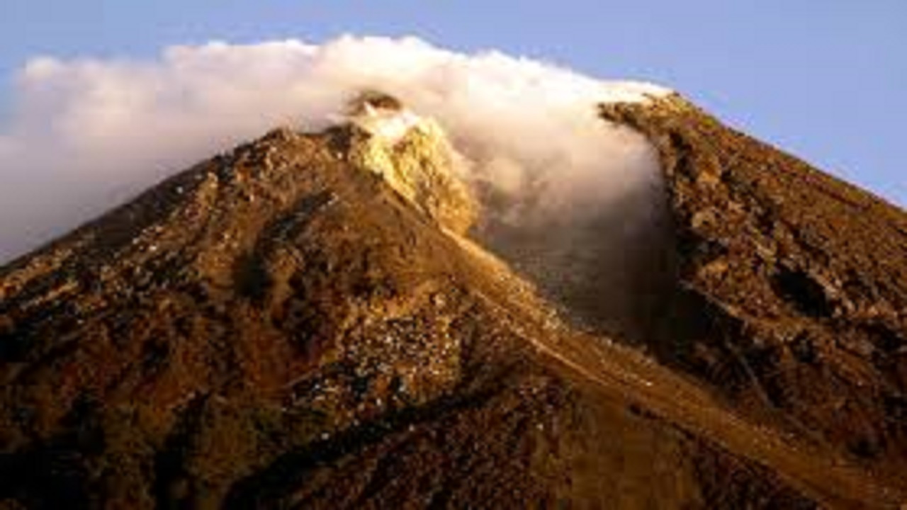 بركان جبل ميرابي يثور من جديد ويصل لـ2000 متر