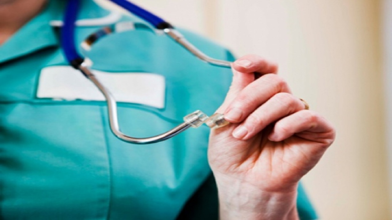 بالفيديو.. ممرضة تروي تفاصيل إنقاذها حياة مواطن سقط على الأرض وابتلع لسانه