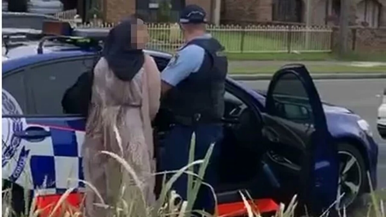 بالفيديو.. فتاة تثير الجدل بـ ” البصق ” على ضابط شرطة 