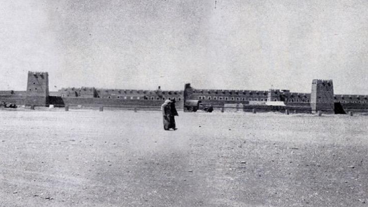 صورة تاريخية لقصر المربع الذي أسسه الملك عبدالعزيز