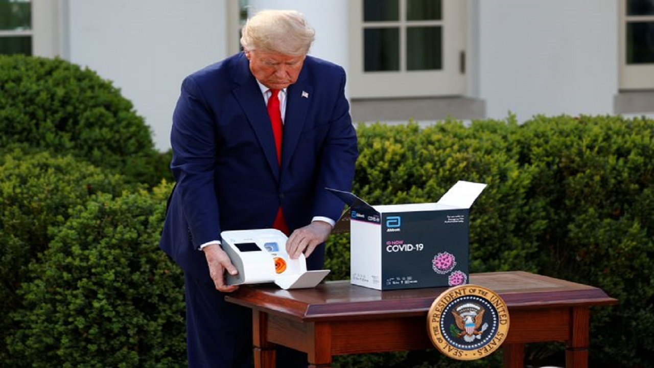 شاهد.. ترامب يعرض جهازا يقول إنه قادر على تشخيص كورونا خلال دقائق