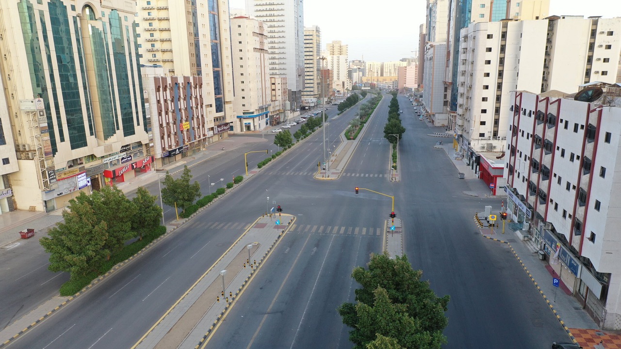 شاهد.. شوارع مكة خالية بعد التزام المواطنين والمقيمين وامتثالهم لأمر منع التجول