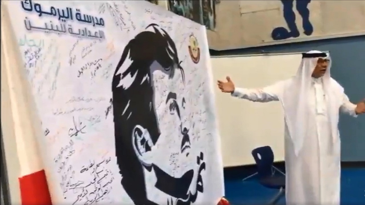 معلم قطري يربى الأطفال على تقديس تميم وتأييده في القضايا الدولية (فيديو)