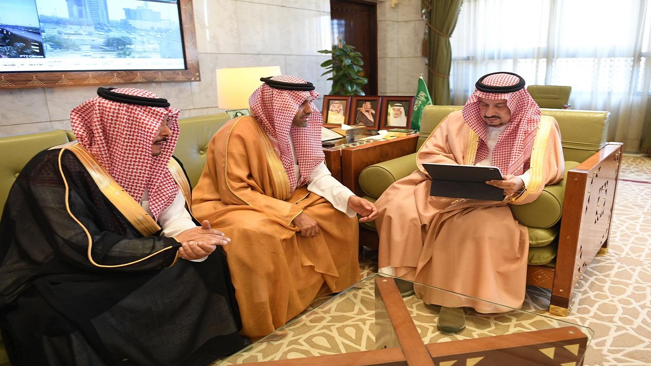 أمير الرياض يستقبل المدير التنفيذي لإمارات المناطق بمركز المعلومات الوطني
