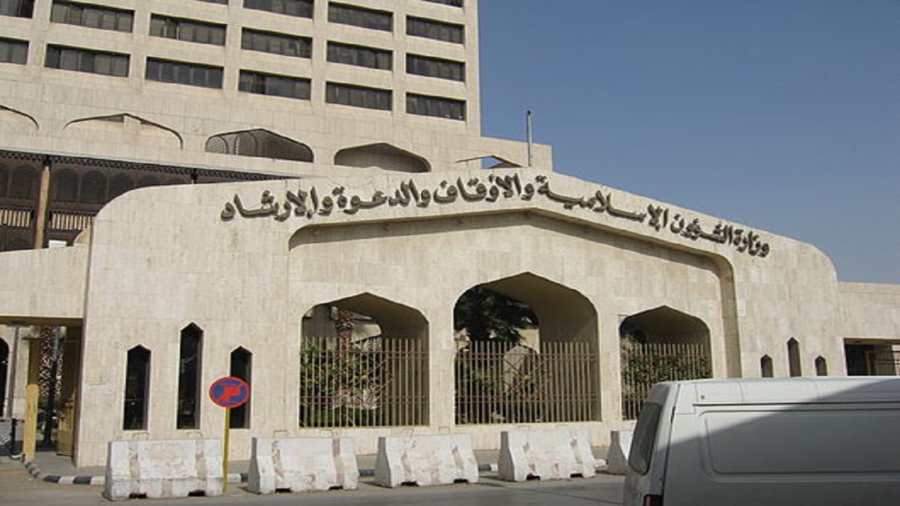 تعقيم وتطهير جامع الملك عبد العزيز بالحريق