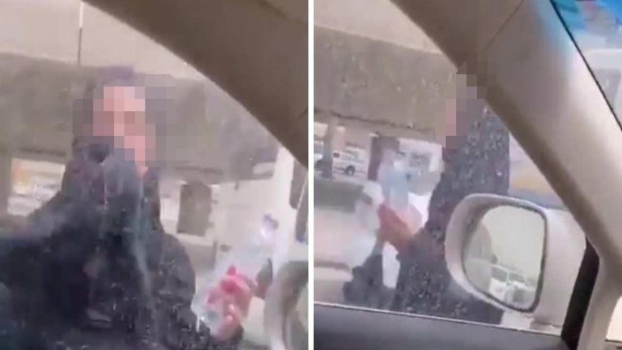 بالفيديو.. فتاة تقوم بـ«البصق» على زجاج إحدى المركبات