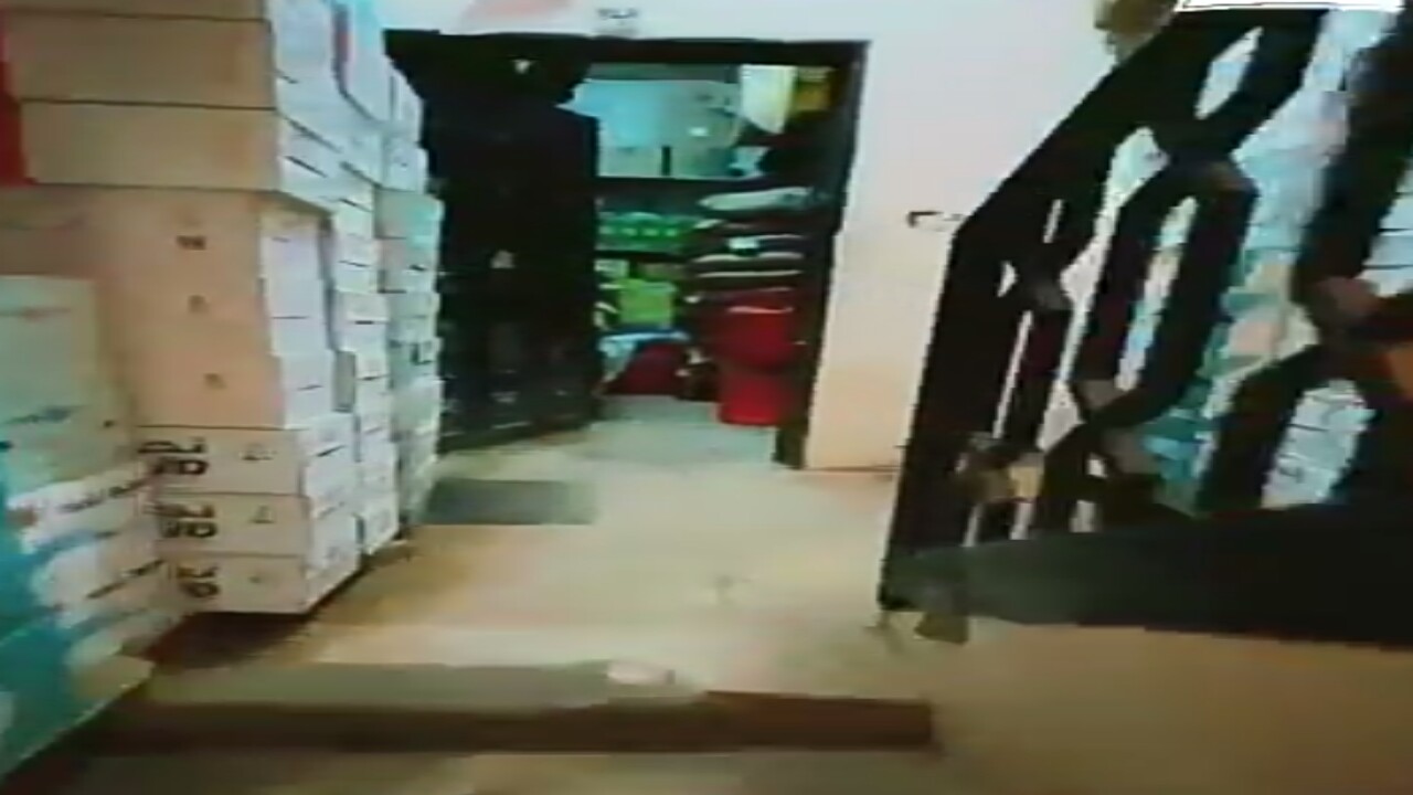 بالفيديو.. لحظة ضبط عمارة تجارية تستغلها عمالة مخالفة لتخزين الأغذية