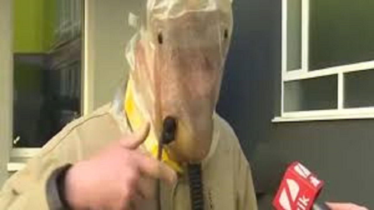 بالفيديو.. رجل يبتكر بدلة واقية بخرطوم للتدخين