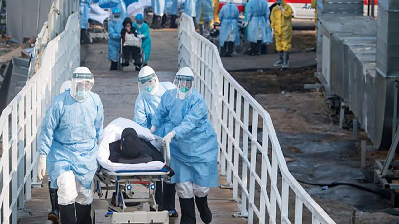 شاهد.. نقل جثث ضحايا كورونا على متن «شاحنة»