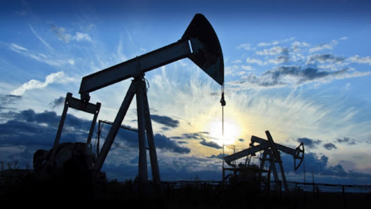 النفط يرتفع 8% بفضل آمال التحفيز وتباطؤ انتشار كورونا