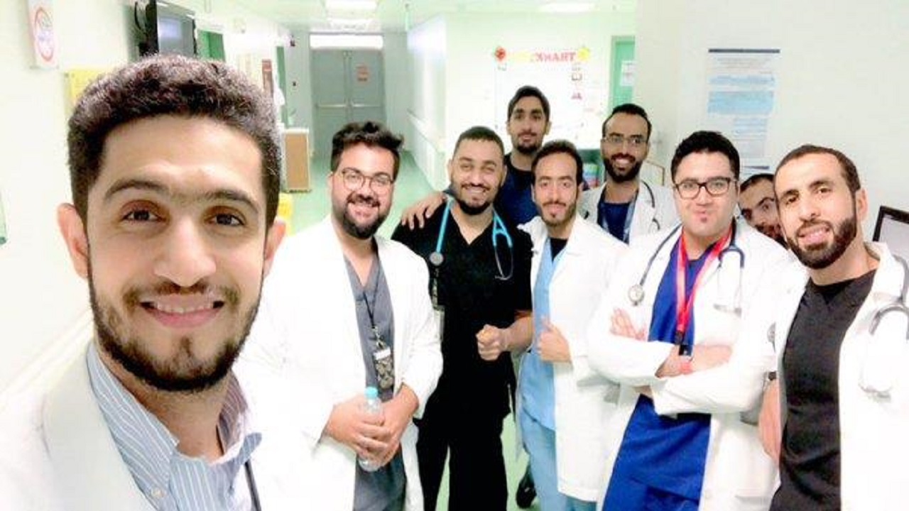 أطباء يلتقطون صورة سيلفي من داخل الحجر الصحي بالقطيف