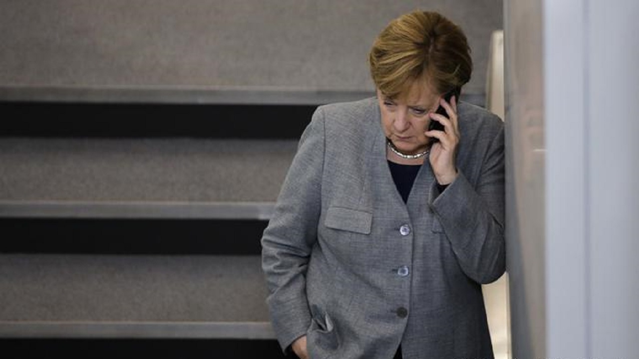 رجل إطفاء يغلق الهاتف في وجه أنجيلا ميركل