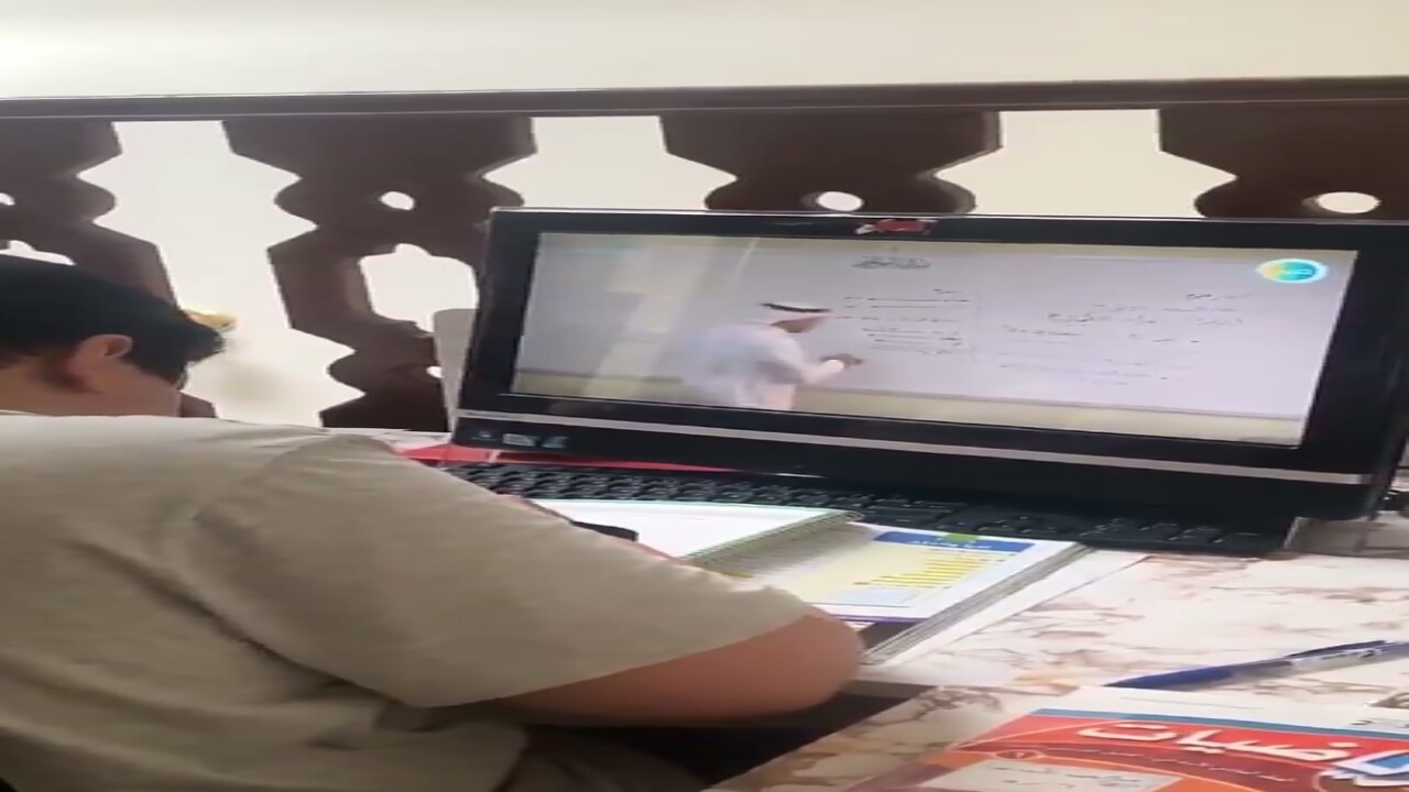 بالفيديو.. أم توثق ابنها وهو يدرس من قنوات تعليمية بعد تعليق الدراسة