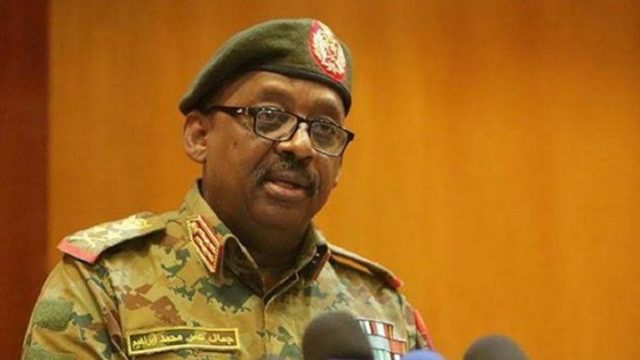 أسرة وزير الدفاع السوداني  تطالب بتشريح جثمانه قبل دفنه