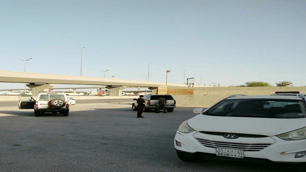 بلدية غرب الدمام تضبط باعة جائلين لبيعهم مستلزمات الشيشه والدخان (صور)